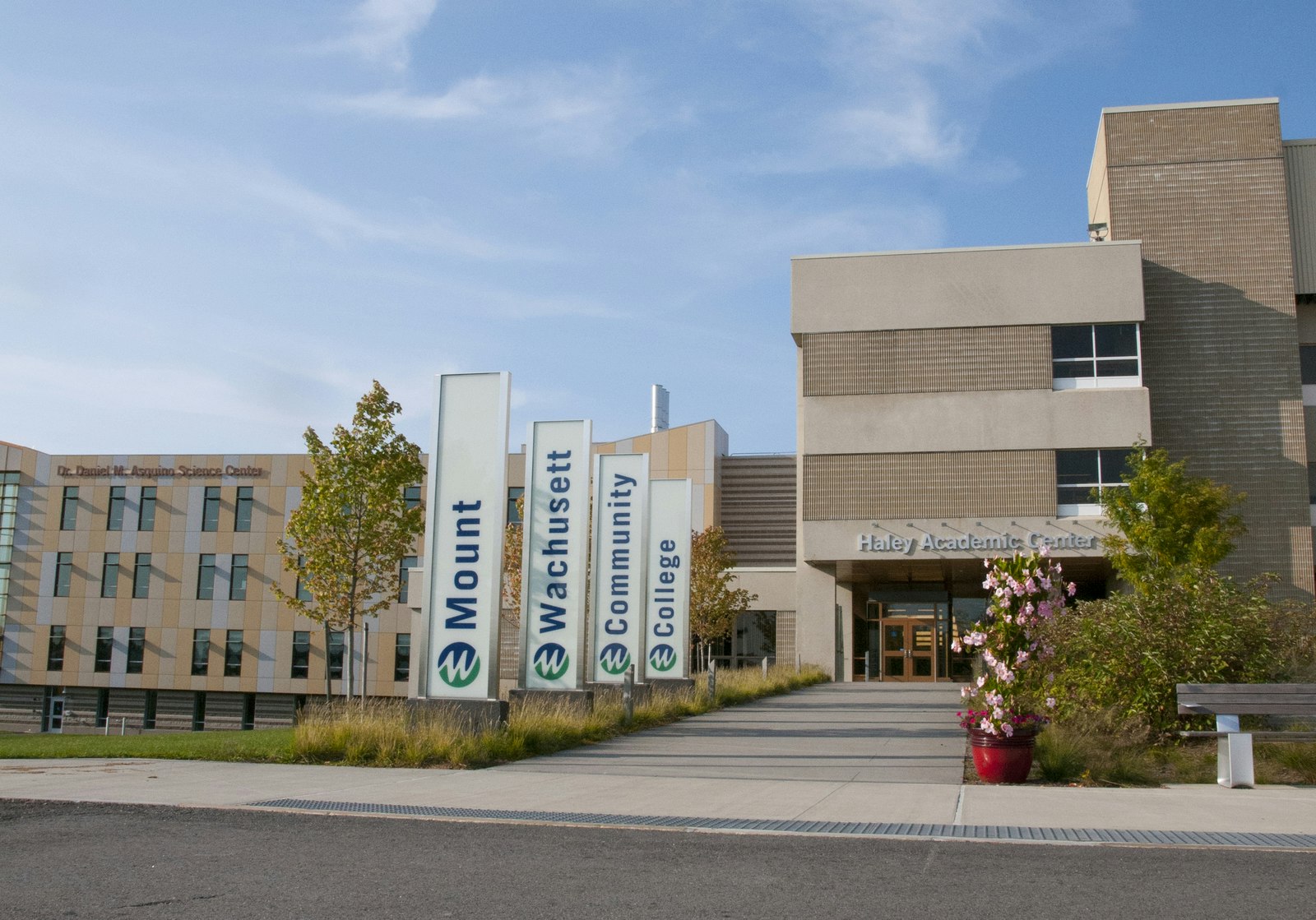 Community Colleges in Charles, New Hampshire and Colleges near Charles