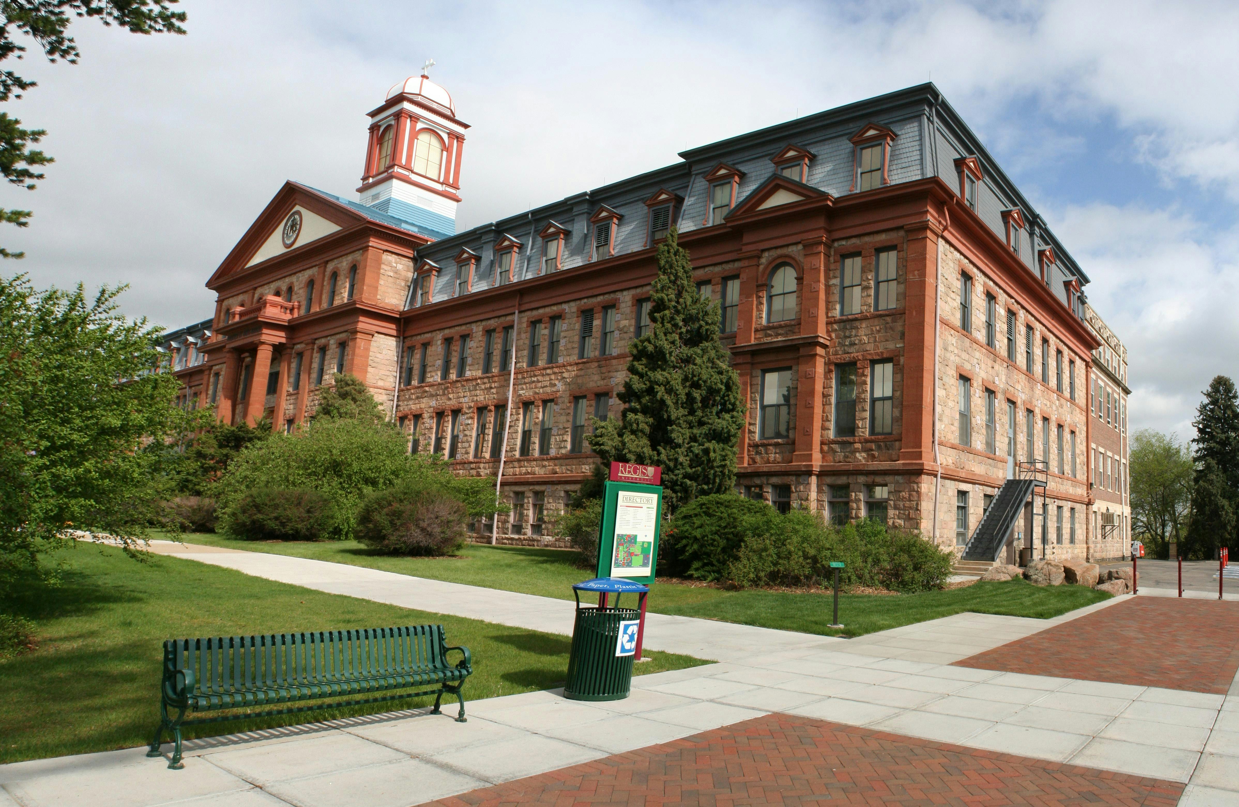 Here university. Денвер университет Реджиса. Стейт-колледж (Пенсильвания). Школа Гарвард Бишкек. Школы порт Реджис.