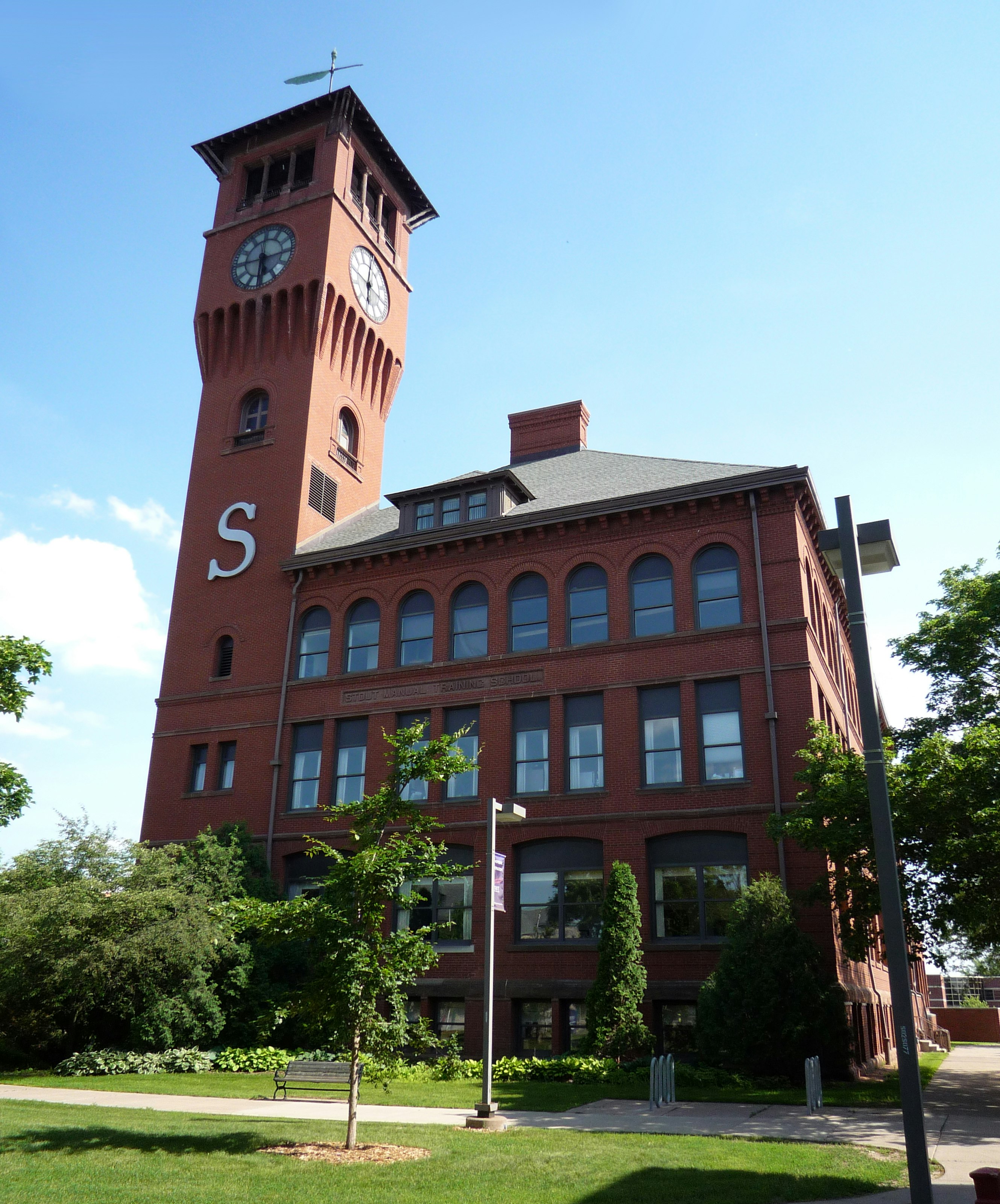 Where is University of Wisconsin Stout located?